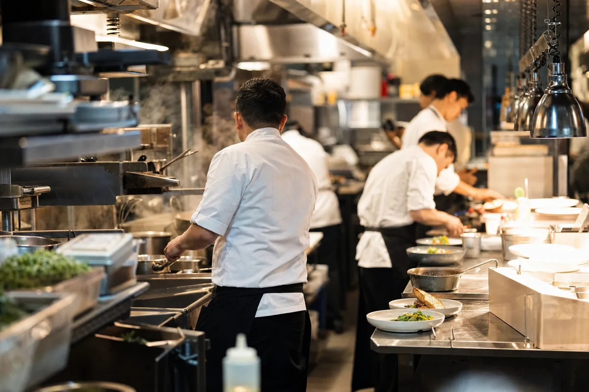 Cuisine de restaurant gastronomique avec brigade en plein coup de feu du service